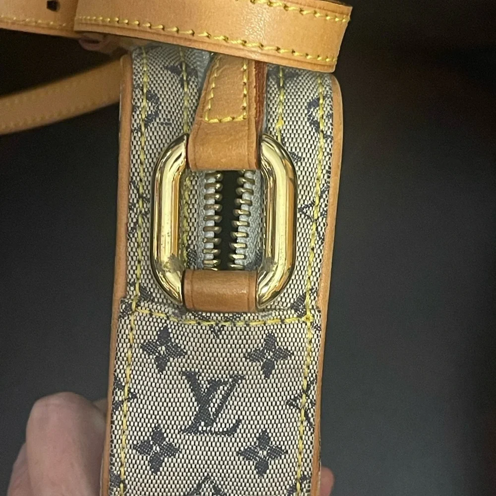 Louis Vuitton Beige Monogram Crossbody with Tan Leather Trim - Picture 5 of 10